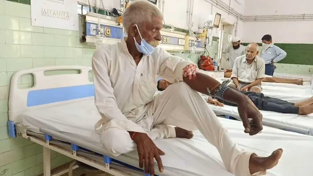 सांप काटने के बाद बरेली जिला अस्पताल में भर्ती रामचंद्र