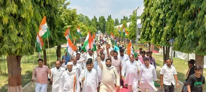 लखनऊ: कांग्रेस कार्यकर्ताओं ने निकाली ‘आजादी गौरव यात्रा’, काकोरी शहीद स्मारक पर किया शहीदों को नमन