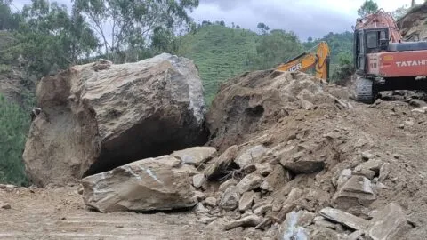 अल्मोड़ा-खैरना राष्ट्रीय राजमार्ग पर यातायात सुचारू, पहाड़ी से भारी भरकम बोल्डर गिरने से बना था खतरा