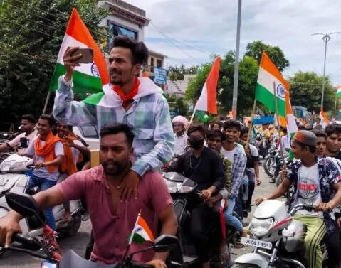 हल्द्वानी: आजादी के दिन का यूं मजाक तो न बनाओ, शर्म करो… इन नन्हें बच्चों से सीखो