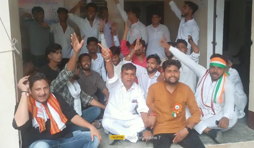 शाहजहांपुर: निगोही नगर पंचायत पर हंगामा, विधायक के भाई, पिता धरने पर बैठे