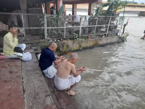 हरिद्वार में मां गंगा में विसर्जित हुईं सियाचिन के योद्वा शहीद चंद्रशेखर हर्बोला की अस्थियां
