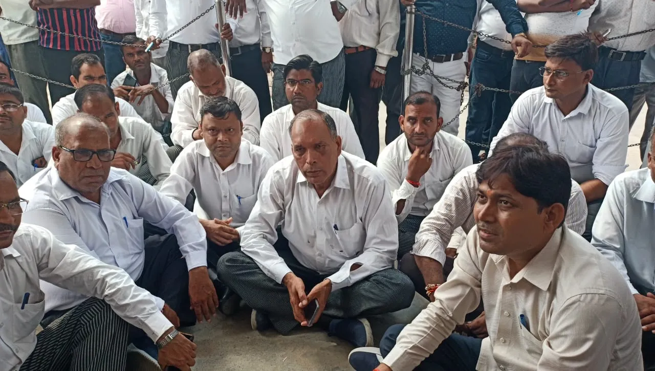 बरेली: अधिवक्ता एसोसिएशन अध्यक्ष पर जानलेवा हमला, FIR न करने पर किया धरना प्रदर्शन