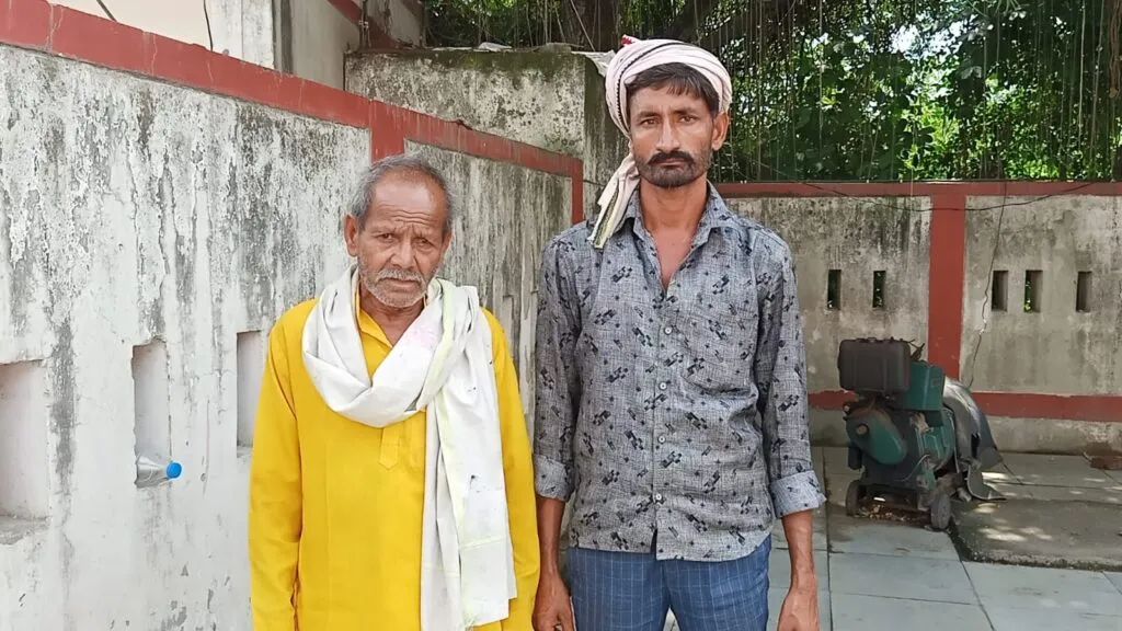 मृतक मुकुट सिंह के परिवार के लोग पोस्टमार्टम हाउस के बाहर खड़े हुए