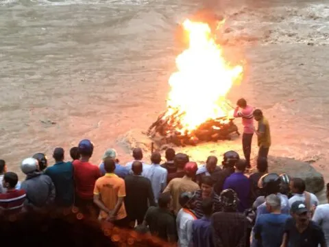 हल्द्वानी: गौला नदी का तेज बहाव और चित्रशिला घाट पर बह गई तीन जलती चिताएं, परिजन देखते रह गए… देखें वीडियो