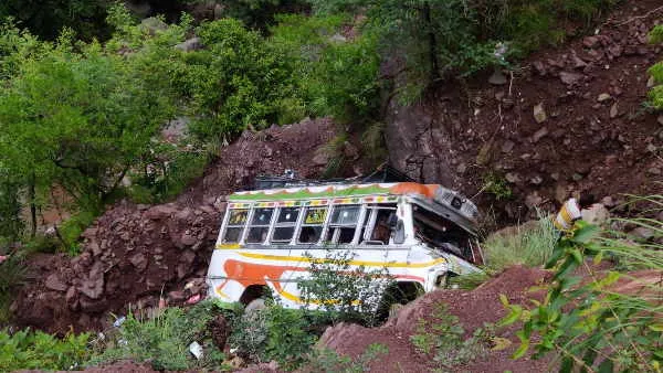 जम्मू कश्मीर: उधमपुर में सड़क से फिसलकर गहरी खाई में गिरी मिनी बस, हादसे में 8 छात्र घायल