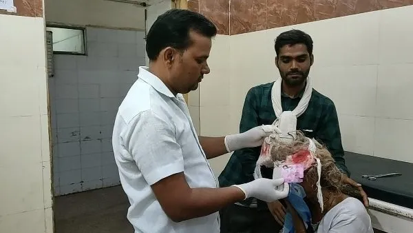 बुजुर्ग महिला के सिर पर डॉक्टरों ने रुई की जगह बांध दिया कंडोम का खाली पैकेट