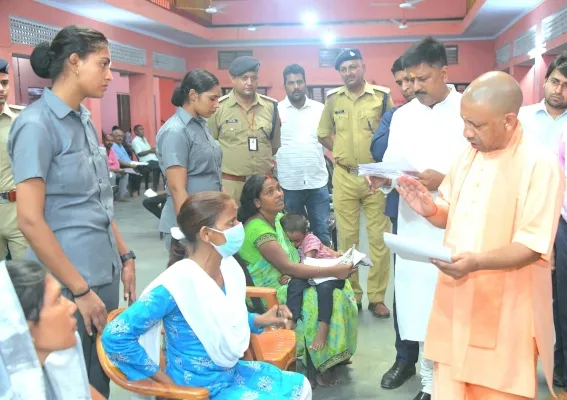 गोरखपुर : जनता दर्शन में सीएम योगी ने सुनी जनसमस्याएं, अधिकारियों को दिए यह निर्देश