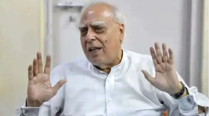 भगवा हुए CBI के पंख, जो मालिक कहे वही करता है : सिसोदिया के घर छापेमारी पर कपिल सिब्बल