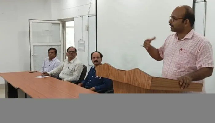 अयोध्या : साइबर अपराध से सतर्कता ही बचा सकती हैः डाॅ राठौर