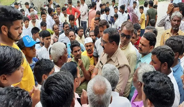 संभल : करंट लगने से किसान की मौत, गुस्साए ग्रामीणों ने सड़क पर शव रखकर लगाया जाम