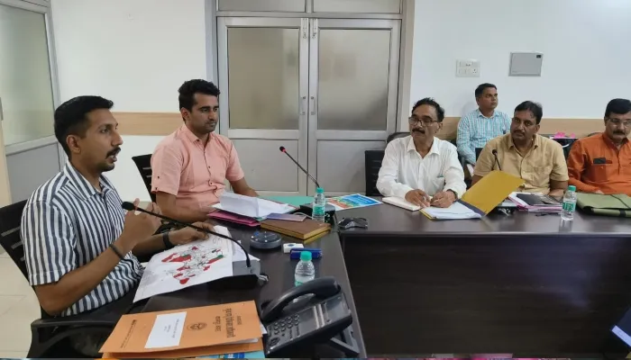 कानपुर: 10 दिसंबर तक बनेंगे 100 अस्थायी गोवंश आश्रय स्थल- डीएम विशाख