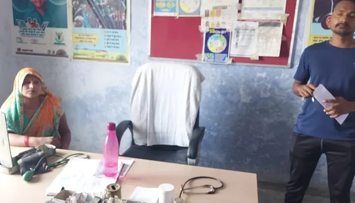 अयोध्या: अस्पताल में संसाधनों का टोटा, चिकित्सक रहते हैं नदारद