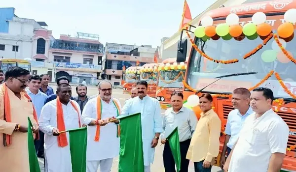 मुरादाबाद : रोडवेज के बेड़े में शामिल हुईं 10 नई बसें, पंचायती राज मंत्री व नगर विधायक ने दिखाई झंडी