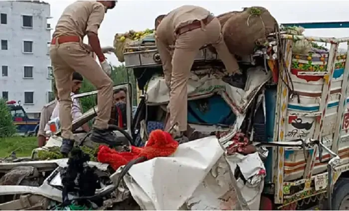 इटावा : खड़े ट्रक में पिकअप ने मारी टक्कर, एक की मौत