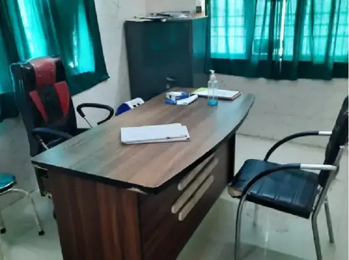 उन्नाव : पीएचसी से डॉक्टर नदारत, भटकते रहे मरीज