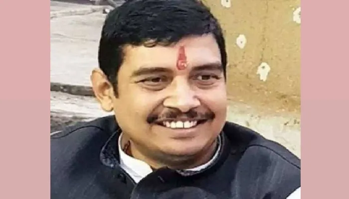 अयोध्या: समीक्षा बैठक के दौरान एडीएम एफआर दिखे सख्त, राजस्व की वसूली में तेजी लाने के दिए निर्देश