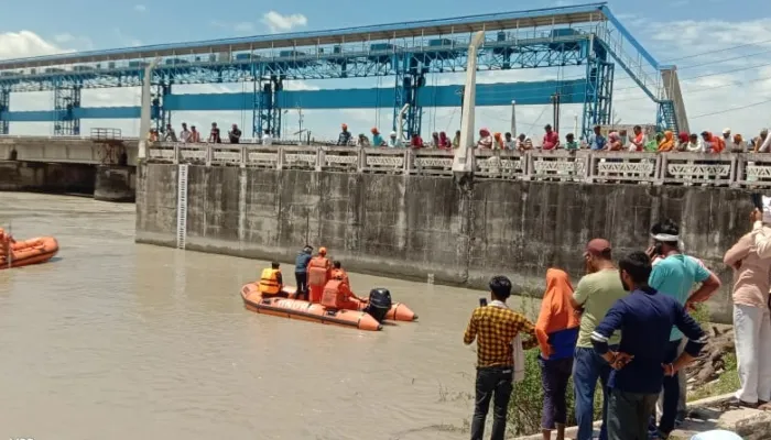 बहराइच: युवक की तलाश में घाघरा की खाक छान रहे एनडीआरएफ जवान
