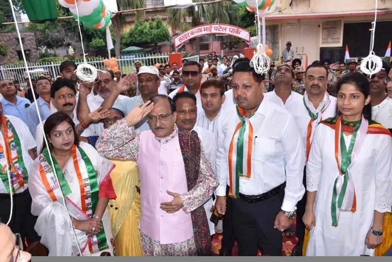 नगर निगम की ओर से आयोजित कार्यक्रम में महापौर विनोद अग्रवाल और नगर आयुक्त संजय चौहान।