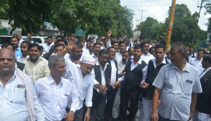 कालिका हवेली रेस्टोरेंट: अयोध्या में नहीं थमा वकीलों का आक्रोश, रोड की जाम कर किया प्रदर्शन