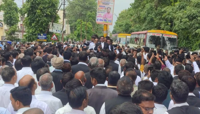 कालिका हवेली रेस्टोरेंट: अयोध्या में आक्रोशित वकीलों ने रोड की जाम, पुलिस से हुई तीखी झड़प