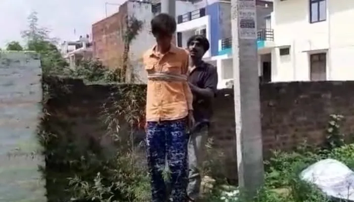 सीतापुर में भीड़ तंत्र हावी: कबाड़ बीनने वाले को बिजली के खंभे में बांधकर पीटा