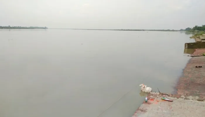 रायबरेली: गंगा का लगातार बढ़ रहा जलस्तर, नदी में समा गई घाट की सीढियां