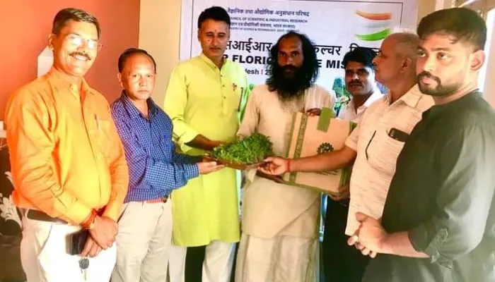 अयोध्या: राष्ट्रीय वनस्पति अनुसंधान संस्थान ने किसानों को वितरित किया गेंदा का पौधा