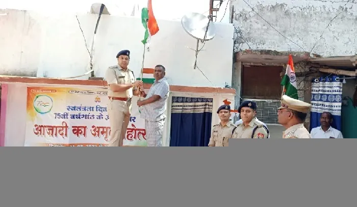 गोरखपुर:  एसएसपी ने अनुचर के आवास पर फरहाया राष्ट्रीय ध्वज…जानें क्यों 