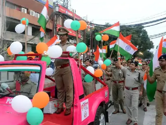 गौतमबुद्धनगर : 300 महिला पुलिसकर्मियों ने घनी आबादी में बढ़ाया हौसला…जानें कैसे
