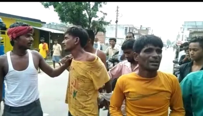 बहराइच: घर में घुस रहे चोरों को पकड़कर पुलिस को सौंपा
