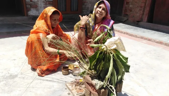 रायबरेली: बेटों की लंबी उम्र के लिए माताओं ने की हल छठ पूजा