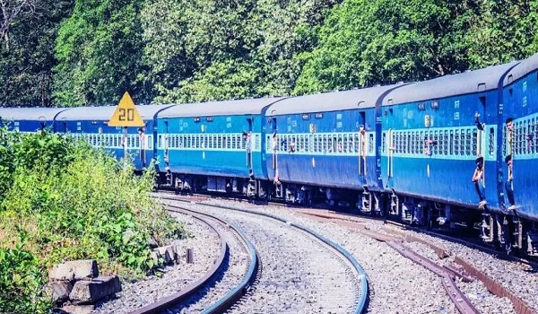 बिजनौर : चलती ट्रेन में महिला ने दिया बच्चे को जन्म, मृत पैदा हुआ