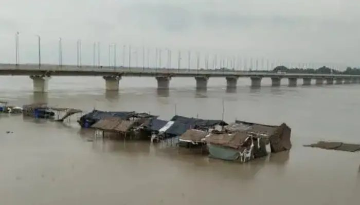 बलिया: गंगा जी के बढ़ते जल स्तर को देखते हुए, डीएम ने किया भ्रमण