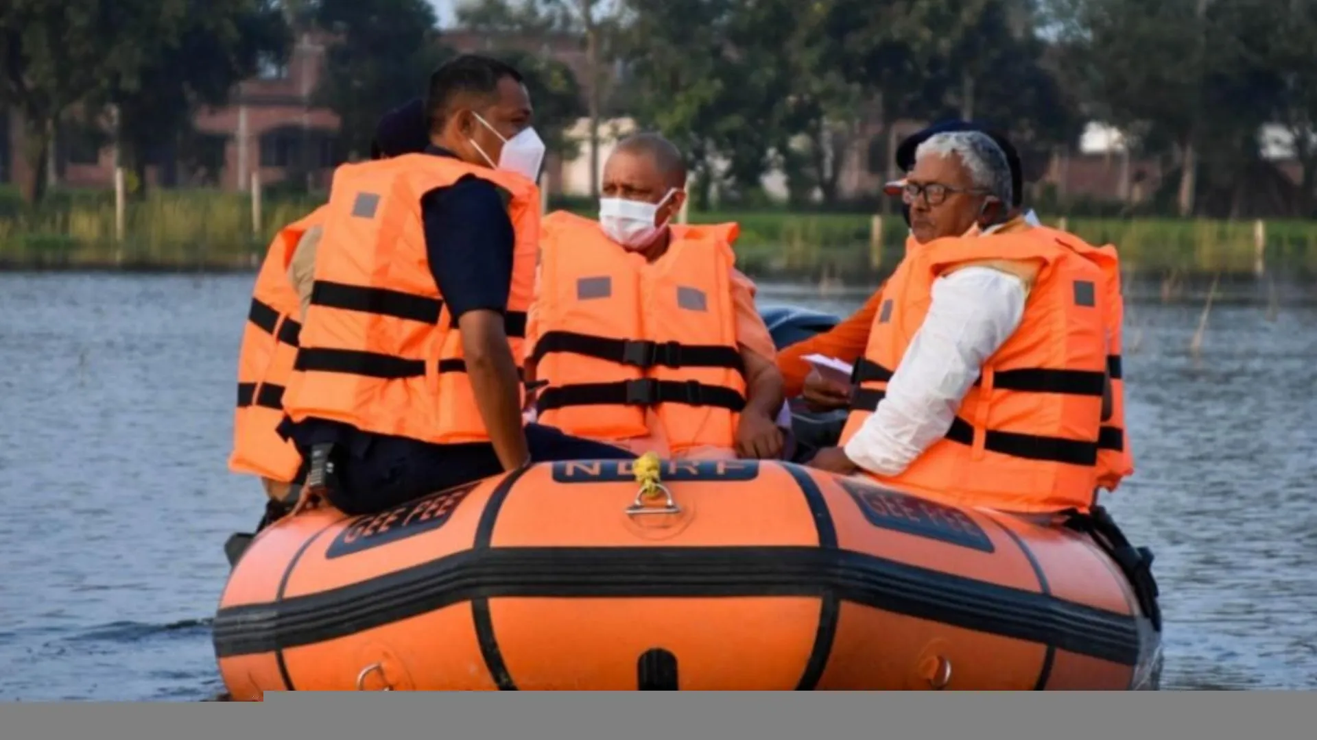 UP Flood: CM Yogi खुद बाढ़ ग्रस्त इलाकों में ले रहे स्थिति का जायजा, देखें Video