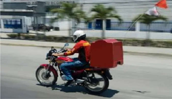 गौतमबुद्धनगर : फूड डिलीवरी बॉय ने चुराए जूते सीसीटीवी कैमरे में घटना कैद