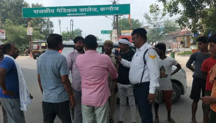कन्नौज: ट्रैफिक पुलिस की हिदायत पर बाइक सवार ने की मारपीट