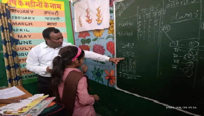 अयोध्या : डीएम के सामने ब्लैक बोर्ड पर झटपट सवाल हल कर तीन छात्राएं पुरस्कृत
