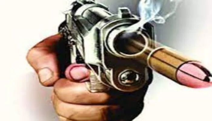 मुरादाबाद : रास्ते से गाड़ी हटाने को कहा तो तान दिया तमंचा, दबोचकर पुलिस को सौंपा