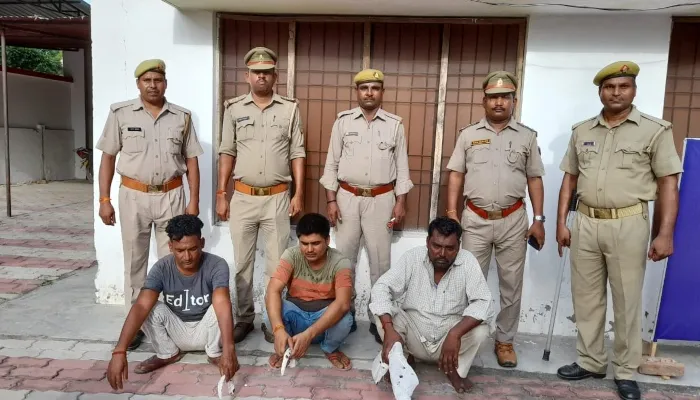 बहराइच: जंगली सूकर के दांत और चीतल की सींग के साथ तीन तस्कर गिरफ्तार