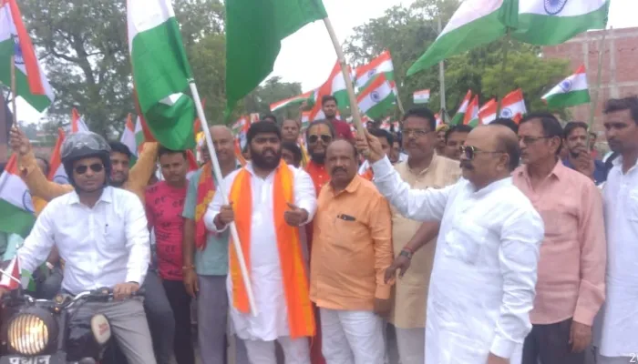 बाराबंकी: तिरंगा यात्रा निकाल कर भरा युवाओं में जोश, देश भक्ति गीतों व गगन भेदी नारों से उठी गूंज