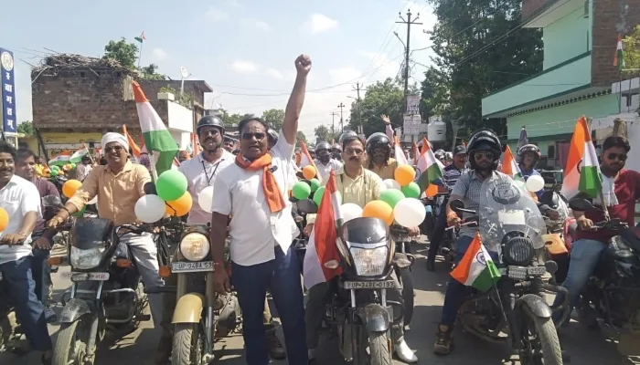 सीतापुर: शिक्षकों ने निकाली तिरंगा यात्रा, बीएसए कार्यालय पर डीएम ने हरी झंडी दिखाकर किया रवाना