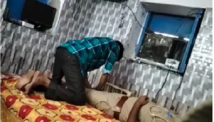 लखनऊ : नाई से चौकी के अंदर पैर दबवा रहे दरोगा हो गए लाइन हाजिर