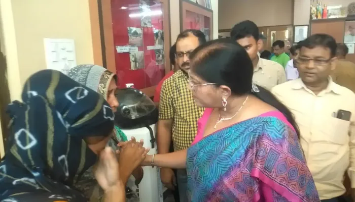 बहराइच: सांसद के सामने रोने लगी दुष्कर्म पीड़िता, नगर उपाध्यक्ष समेत दो ने किया गैंगरेप, देखें वीडियो