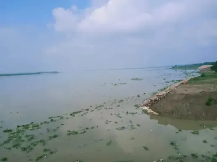 बलिया : खतरे के निशान पर बढ़ रहा जलस्तर…जानें पूरा मामला