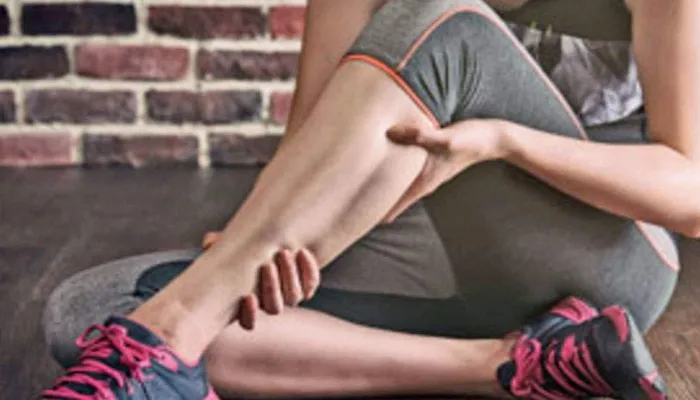 पैरों के दर्द से हैं परेशान, तो पेनकिलर लिए बिना ऐसे पाएं आराम