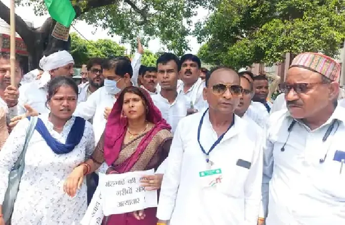 आजमगढ़ : महंगाई को लेकर कांग्रेस कार्यकर्ताओं का प्रदर्शन