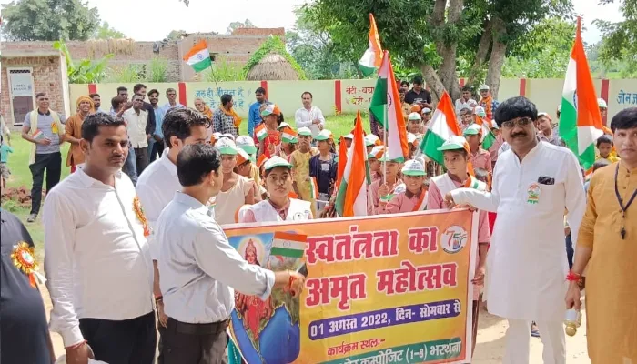 इटावा: नन्हें-मुन्हे छात्र-छात्राओं ने निकाली प्रभात फेरी