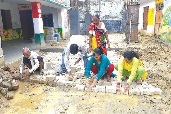 मुरादाबाद : बच्चों का भविष्य संवारने को मजदूर बन गईं प्रधानाध्यापिका मनीला शर्मा