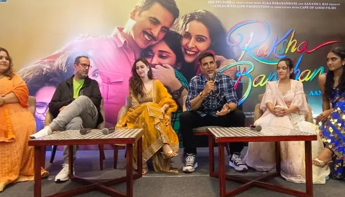 फिल्म ‘रक्षाबंधन’ का Akshay Kumar ने लखनऊ में किया प्रमोशन, हजरतगंज में की Shopping